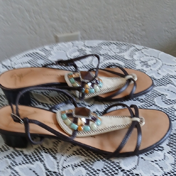 Giuseppe Zanotti Black and Cream Sandals with T-Strap Design - Picture 6 of 10